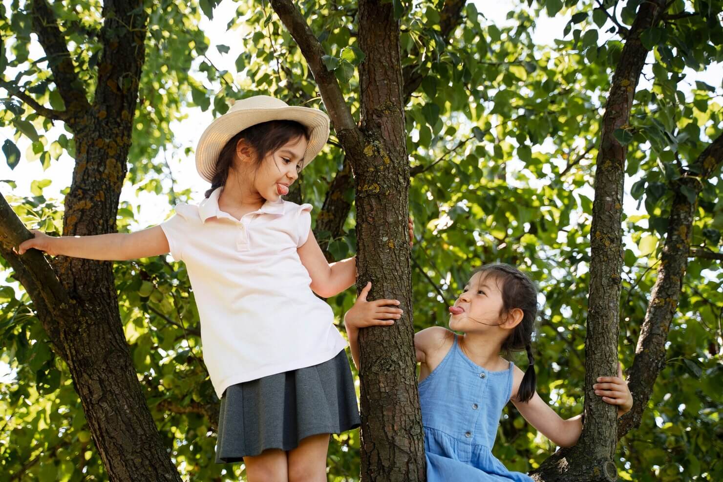 Niños felices al aire libre